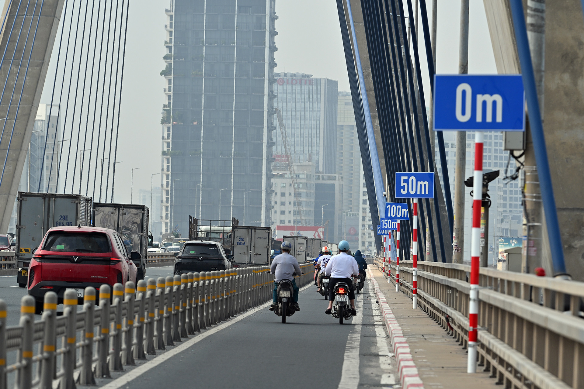 Cục CSGT: Biển báo, vạch khoảng cách trên cầu Nhật Tân chủ yếu để tuyên truyền