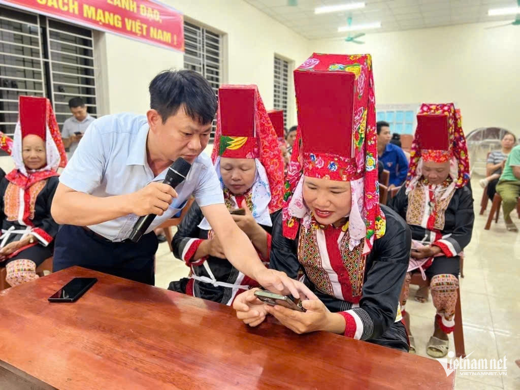 W-Cán bộ hướng dẫn đảng viên sử dụng thành thạo Sổ tay điện tử.jpg