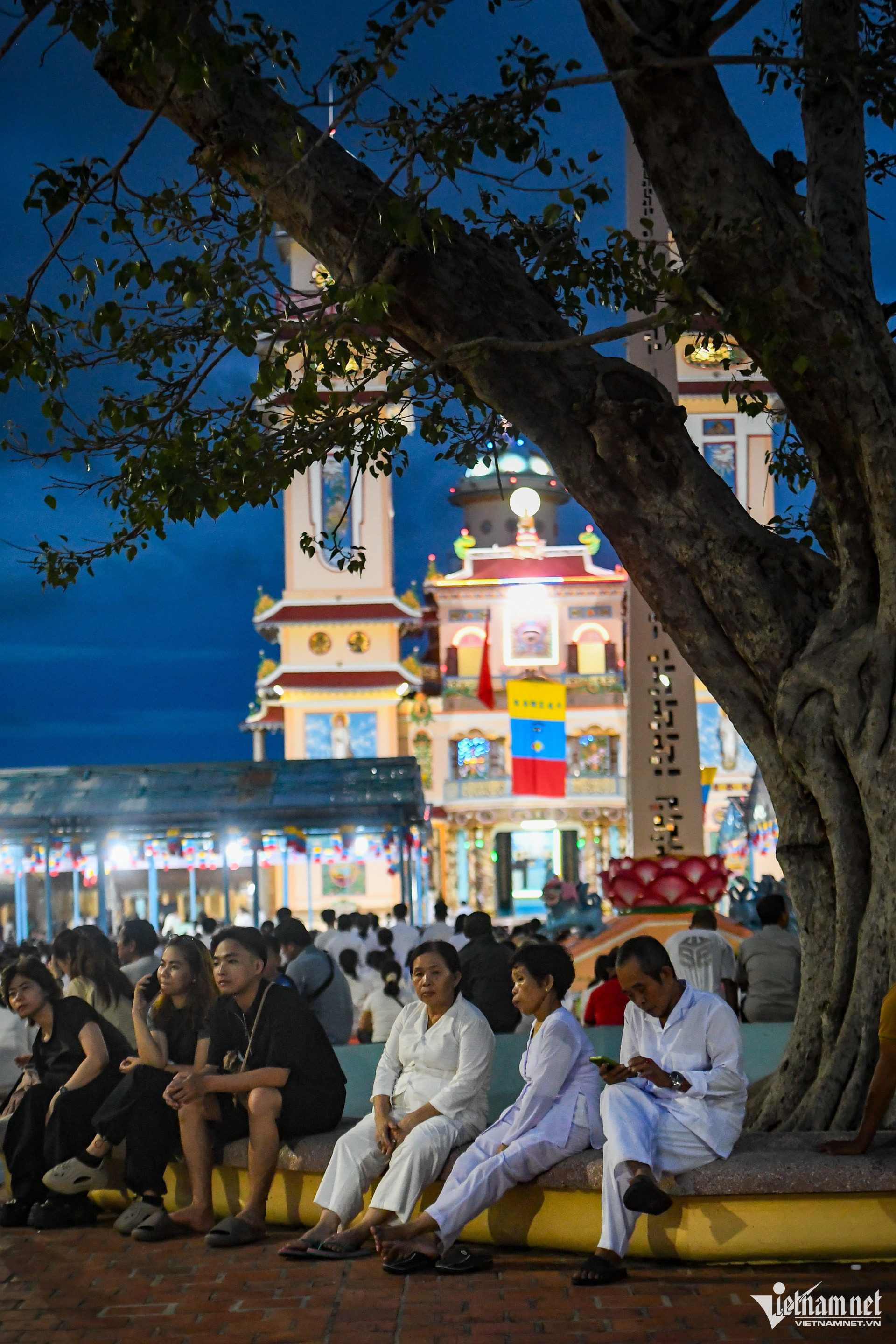 https://static-images.vnncdn.net/vps_images_publish/000001/000003/2026/9/25/w-cao-dai-dieu-tri-cung-tay-ninh-nguyen-hue-2-311.jpg