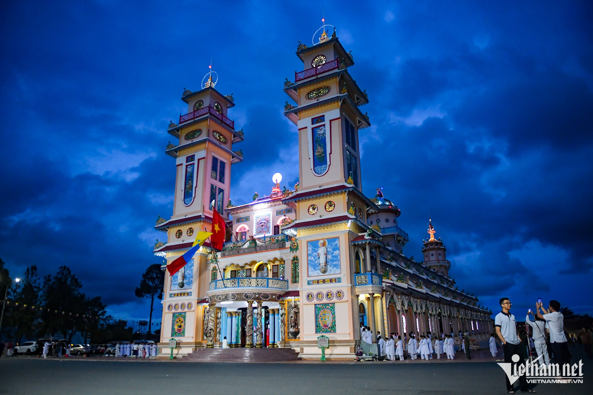 W-cao đài   diêu trì cung Tây Ninh   Nguyễn Huế.jpg