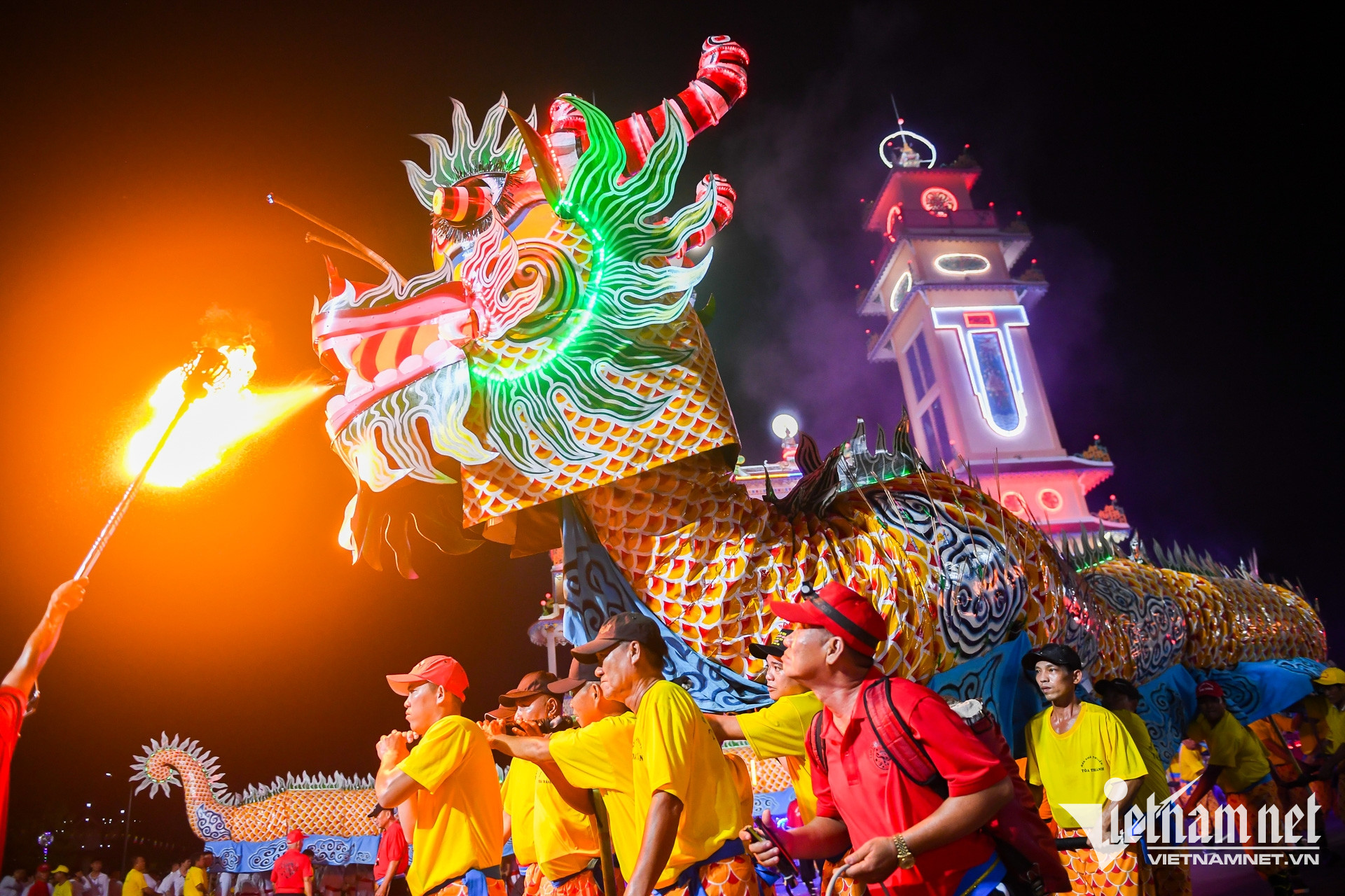 W-đạo cao đài, hội yến   Nguyễn Huế 14.jpg