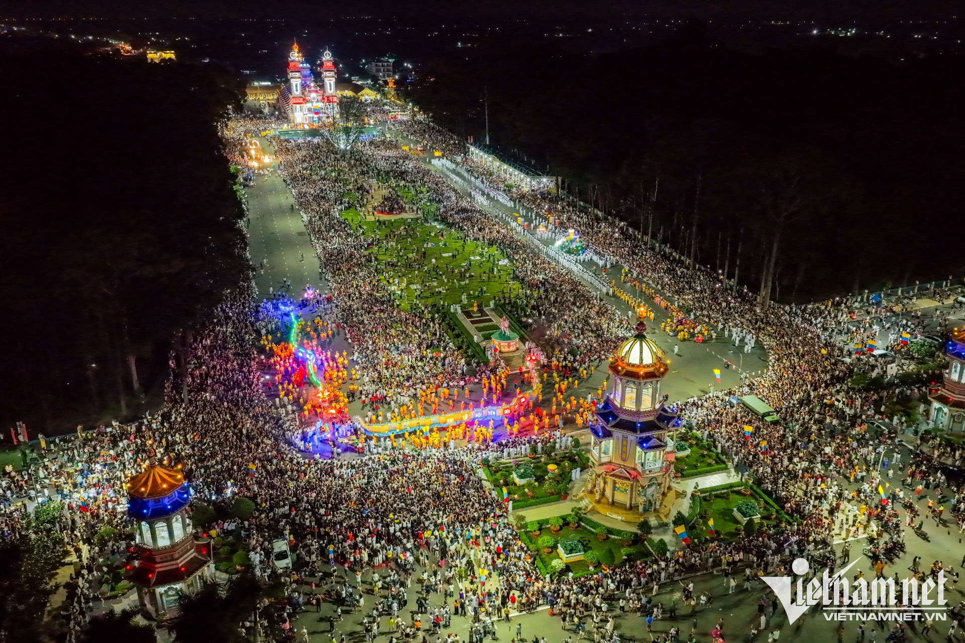 W-đạo cao đài, hội yến   Nguyễn Huế 16.jpg
