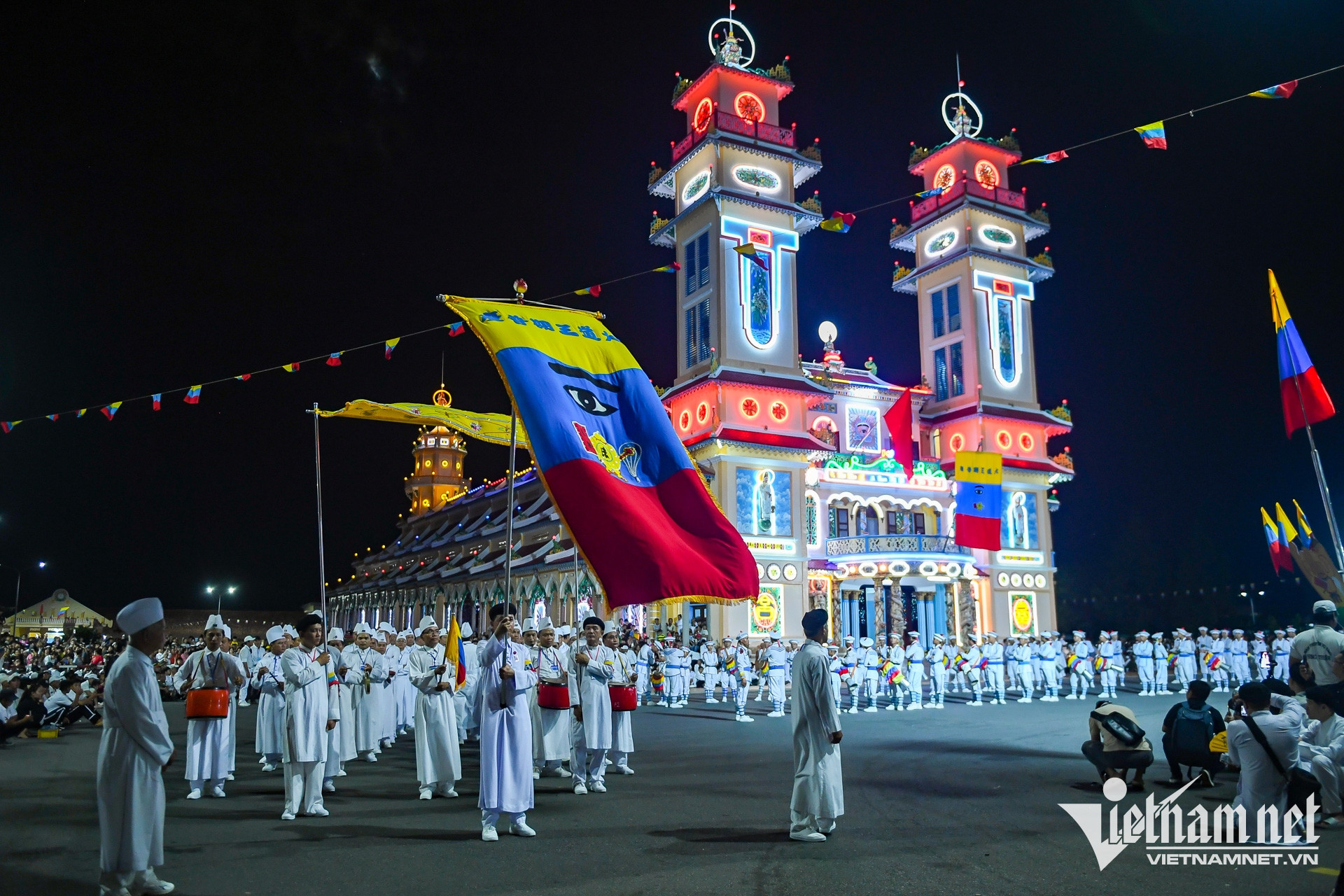 W-đạo cao đài, hội yến Nguyễn Huế 3.jpg