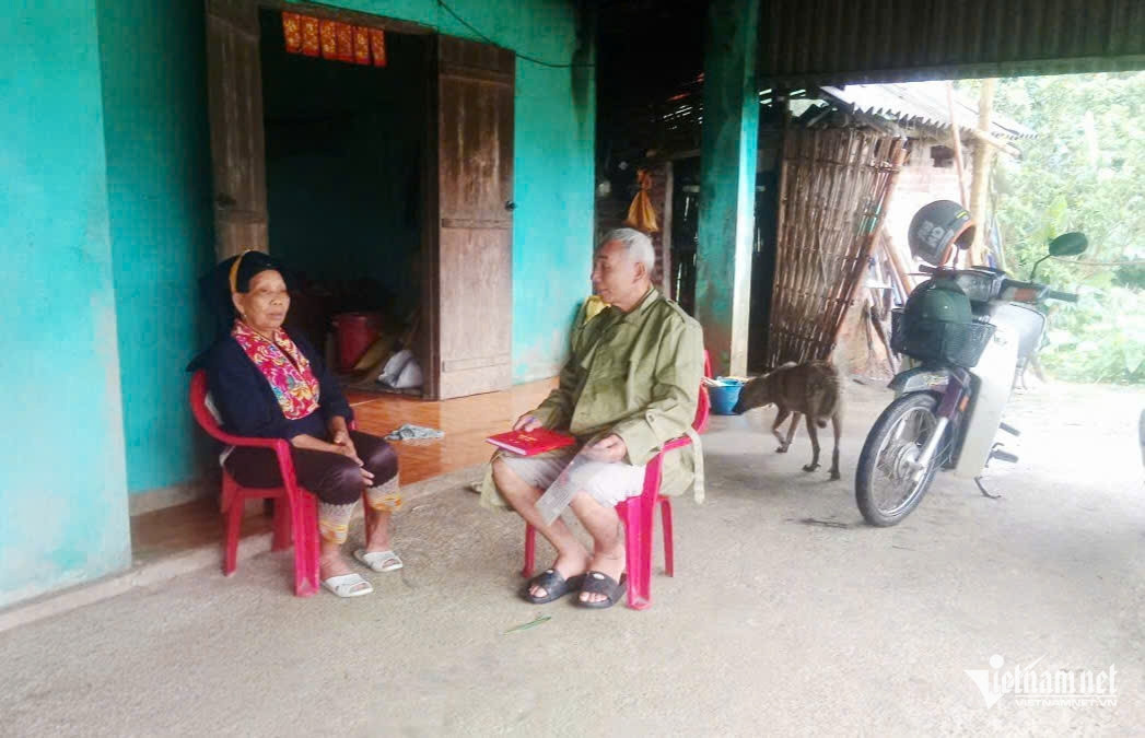 W-Ông Triệu Quý Trình, Bí thư Chi bộ trực tiếp đến nhà nắm bắt và vận động người dân.jpg