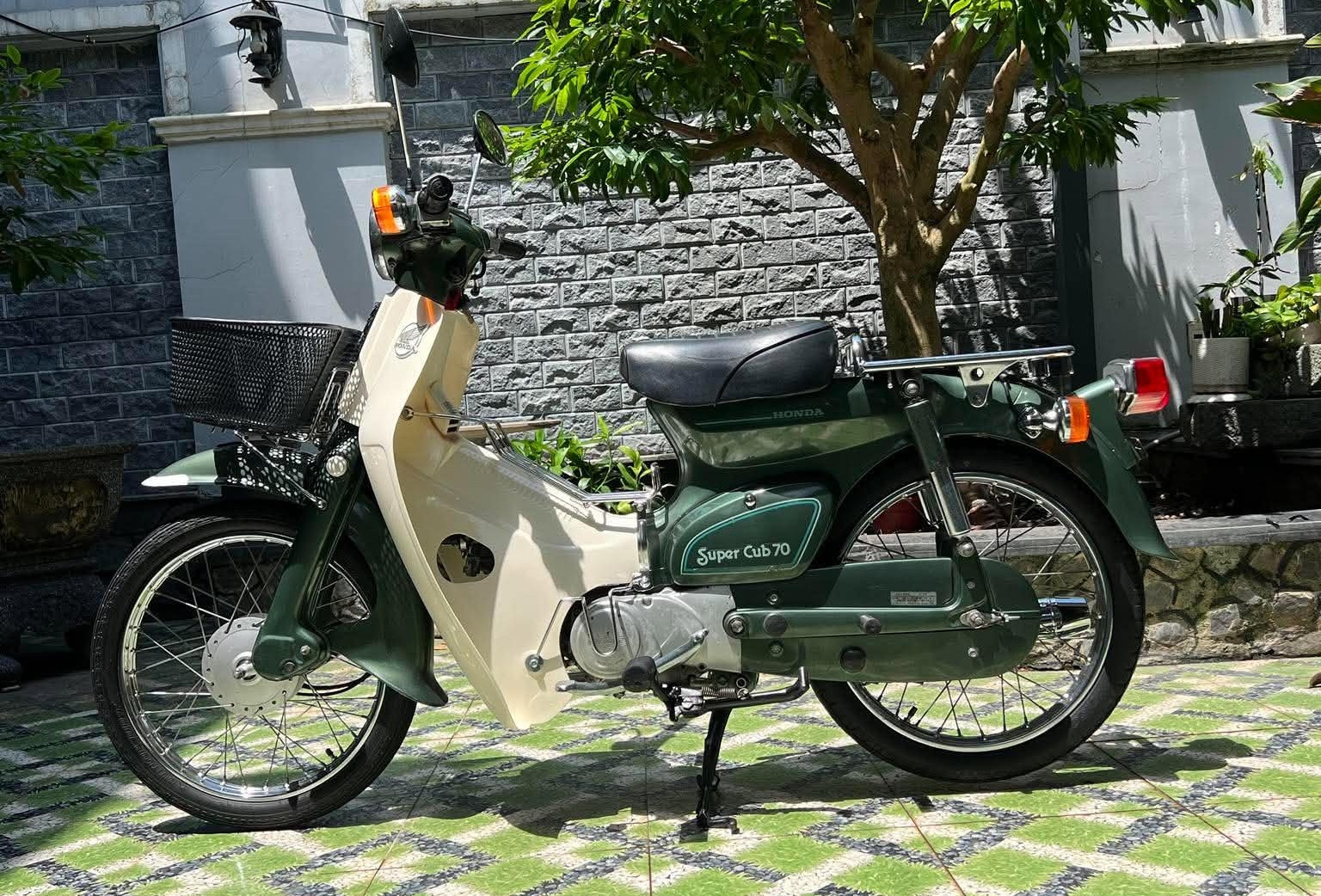 Honda Cub 81/70cc đời 1980 giá đắt 420 triệu đồng gây sốt