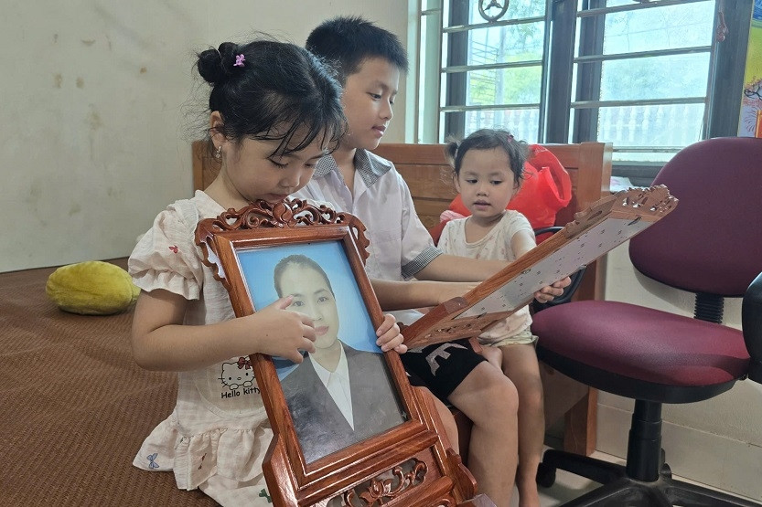 Bố mẹ lần lượt qua đời đột ngột, 3 con thơ lâm cảnh mồ côi