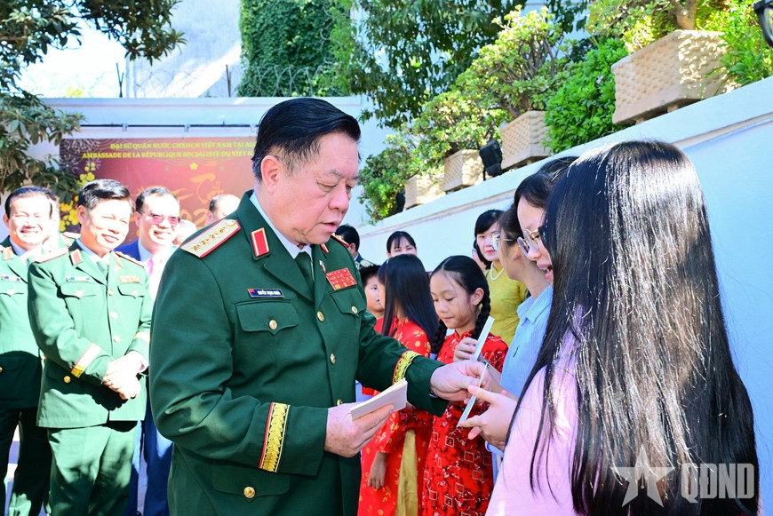 Đại tướng Nguyễn Trọng Nghĩa thăm Đại sứ quán Việt Nam tại Algeria