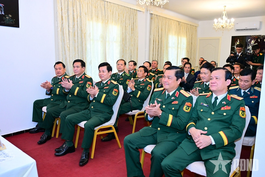 Đại tướng Nguyễn Trọng Nghĩa thăm Đại sứ quán Việt Nam tại Algeria