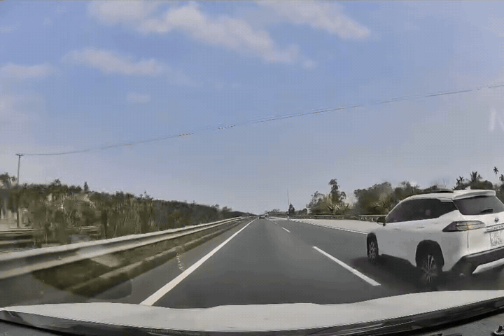 Đang lái xe 100 km/h trên cao tốc, người đi bộ bất ngờ băng qua: Xử lý thế nào?
