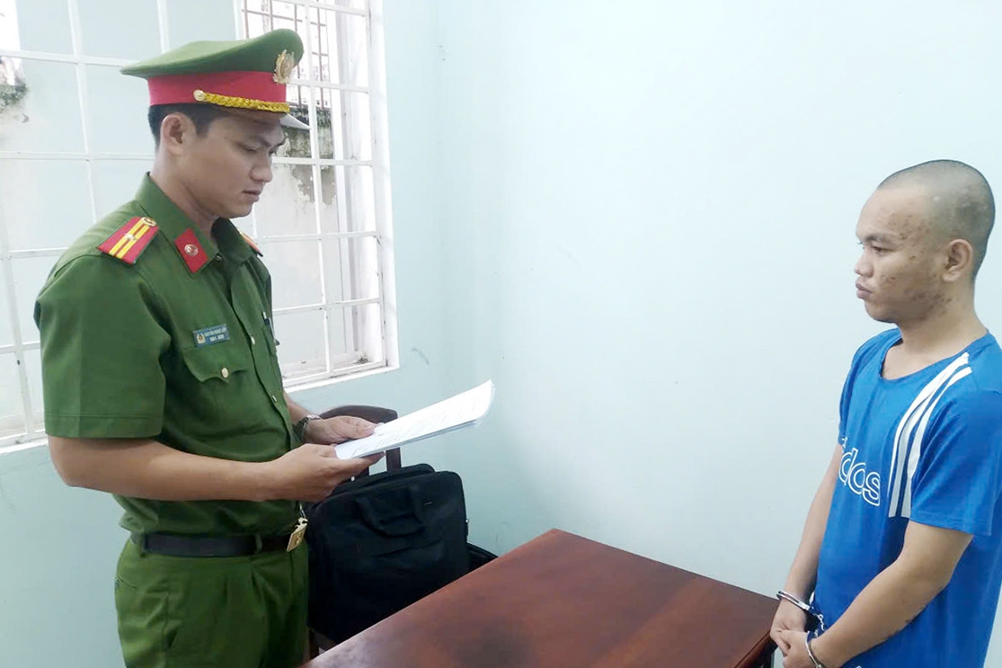 Nam thanh niên lái xe máy không đội mũ bảo hiểm, tông trọng thương thiếu tá công an