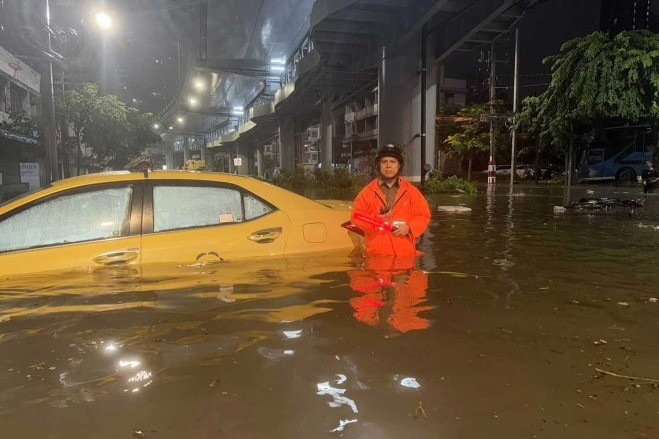 Thái Lan ban bố tình trạng thảm họa khi thủ đô Bangkok ngập sâu vì mưa lớn