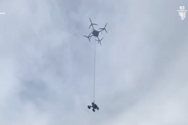 Video UAV Ukraine thả robot chiến đấu vào hậu tuyến của Nga