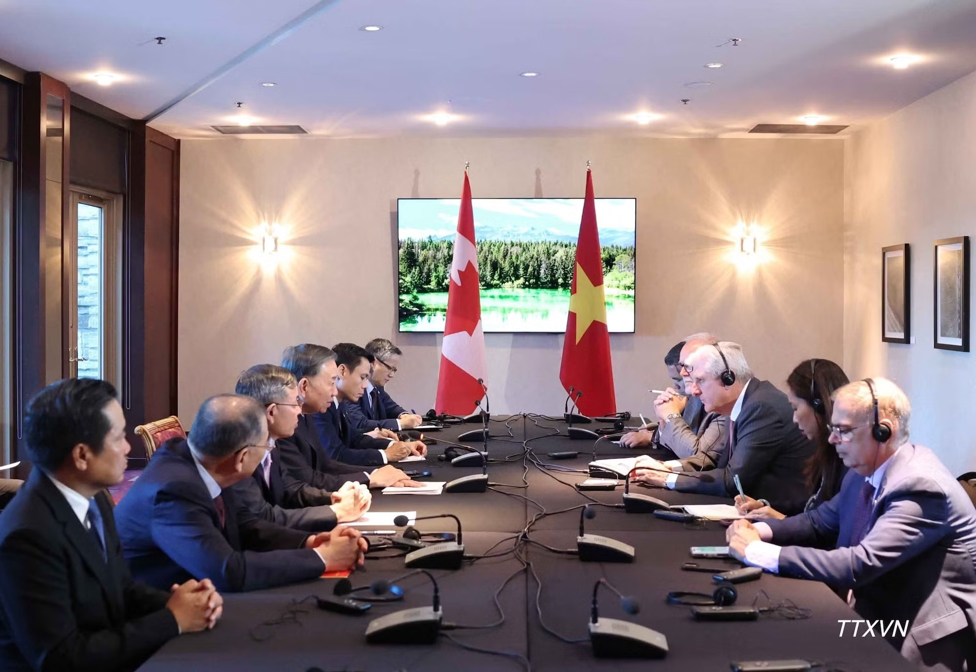 vna potal tong bi thu chu tich nuoc to lam tiep mot so tap doan quy dau tu lon cua canada 2515 copy.jpg