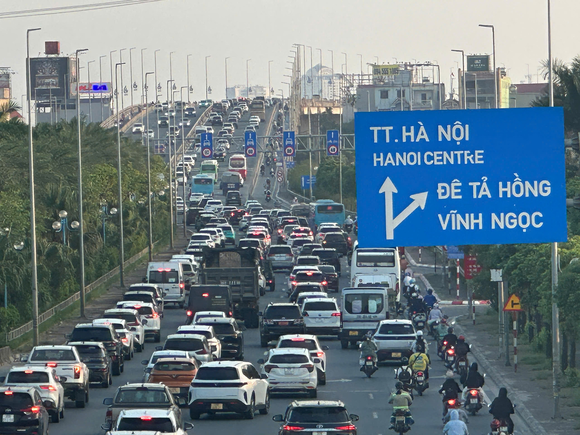 Hà Nội: Tạm tháo biển khoảng cách trên cầu Nhật Tân
