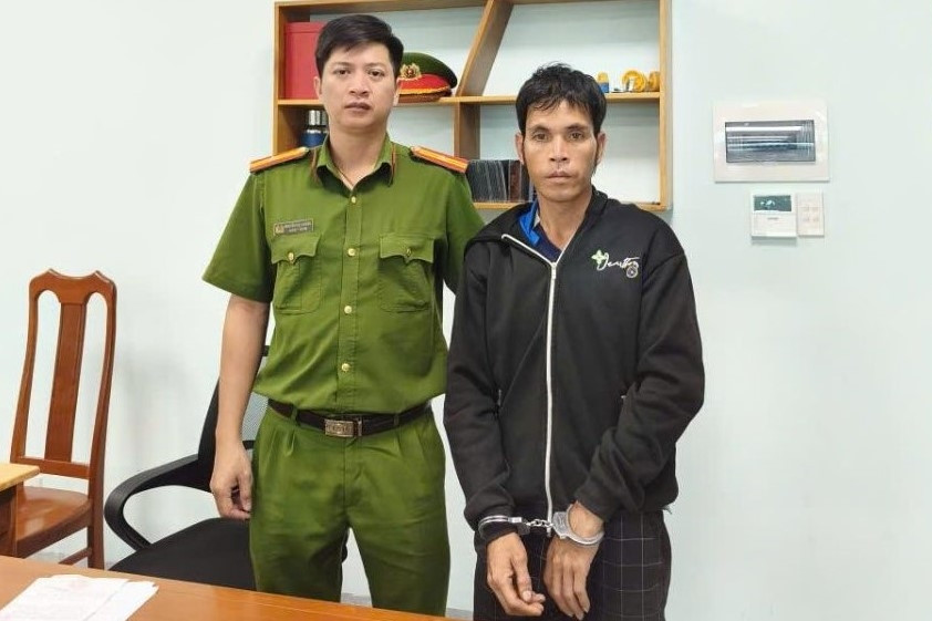 Con trai đổ xăng đốt nhà vì thấy nhà bừa bộn, cha tử vong