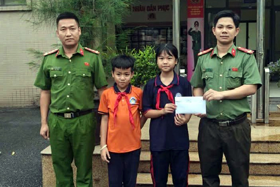Hai học sinh Hà Nội mang 32 triệu đồng nhặt được đến công an tìm chủ nhân
