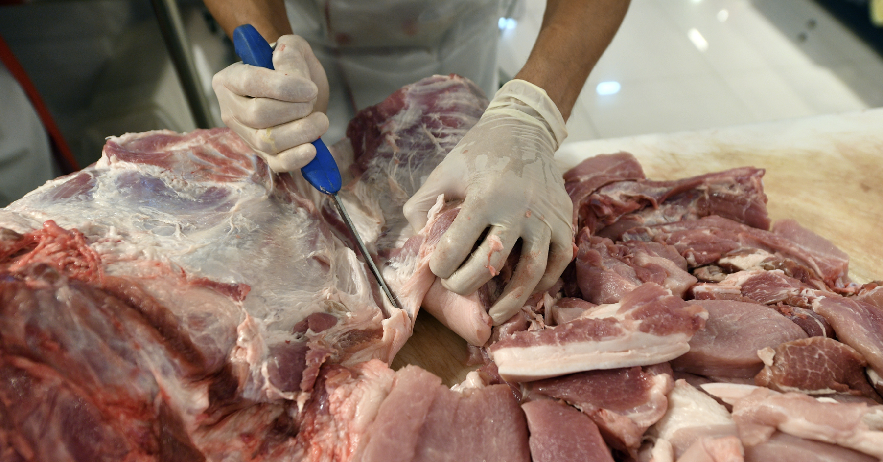 Giá xăng dầu tăng mạnh; thịt nhập khẩu chỉ hơn 26.000 đồng/kg