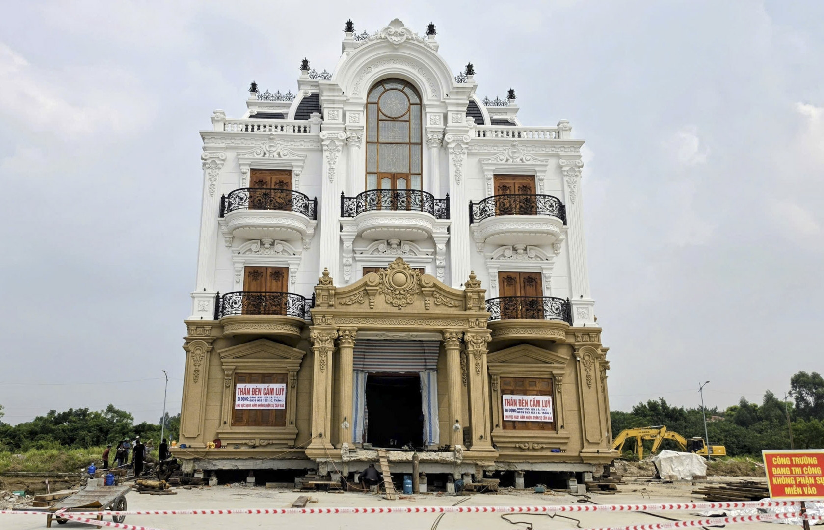 Lý do chủ nhà nhờ 'thần đèn' dời biệt thự trăm tấn; đất sổ đỏ làm đường dân kiện đòi bồi thường