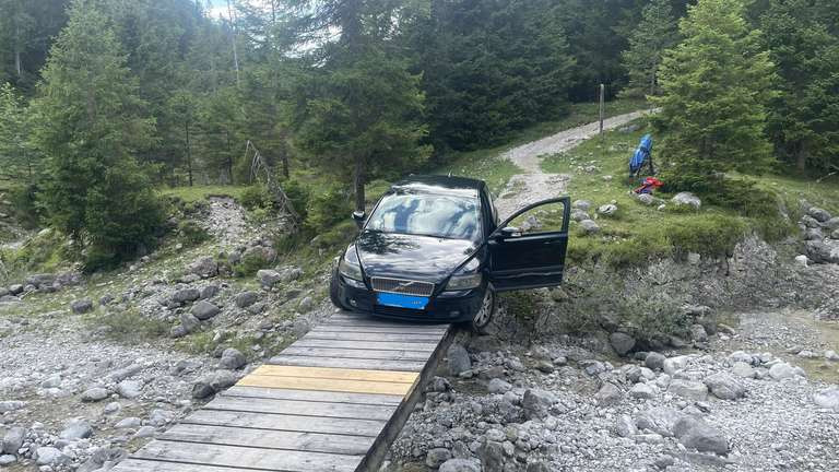 43508856 auf abwegen auf der schmalen fussgaengerbruecke ueber den angerl graben blieb der volvo eines 78 jaehrigen haengen 3F70.jpg