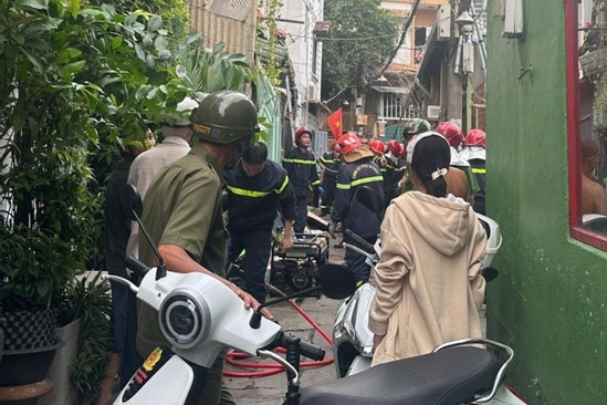 Bản tin cuối ngày 28/9: Sập gác gỗ trong hẻm ở TPHCM, hai người mắc kẹt