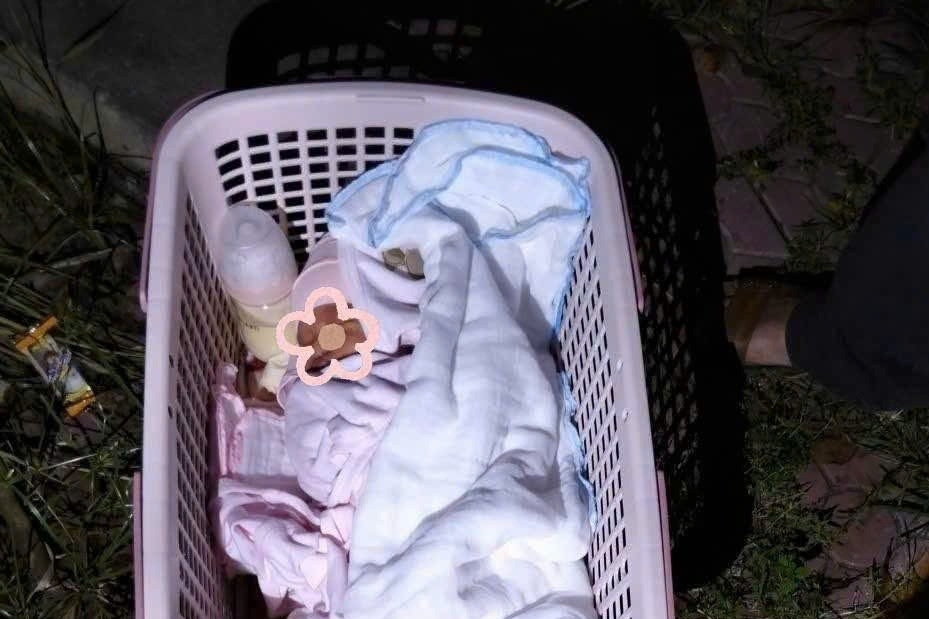 Bé gái sơ sinh bị bỏ rơi bên đường kèm thư xin lỗi của 'mẹ đơn thân'