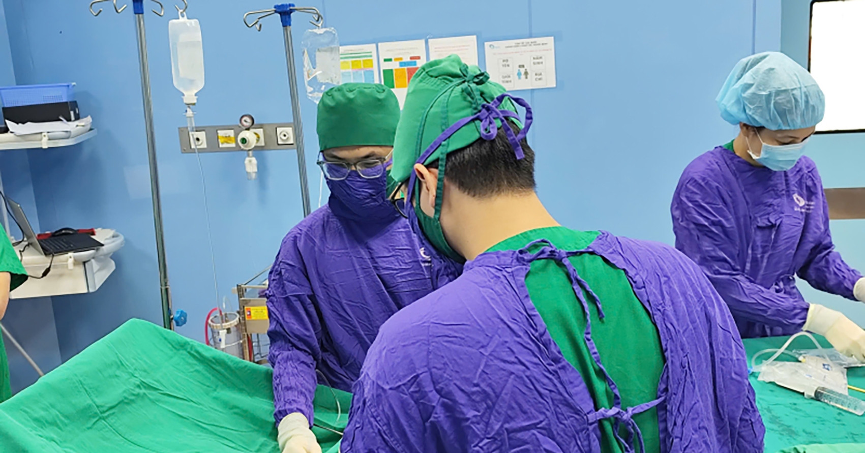 Bé trai 14 tuổi phải cắt bỏ tinh hoàn sau khi tắm ở hồ nước