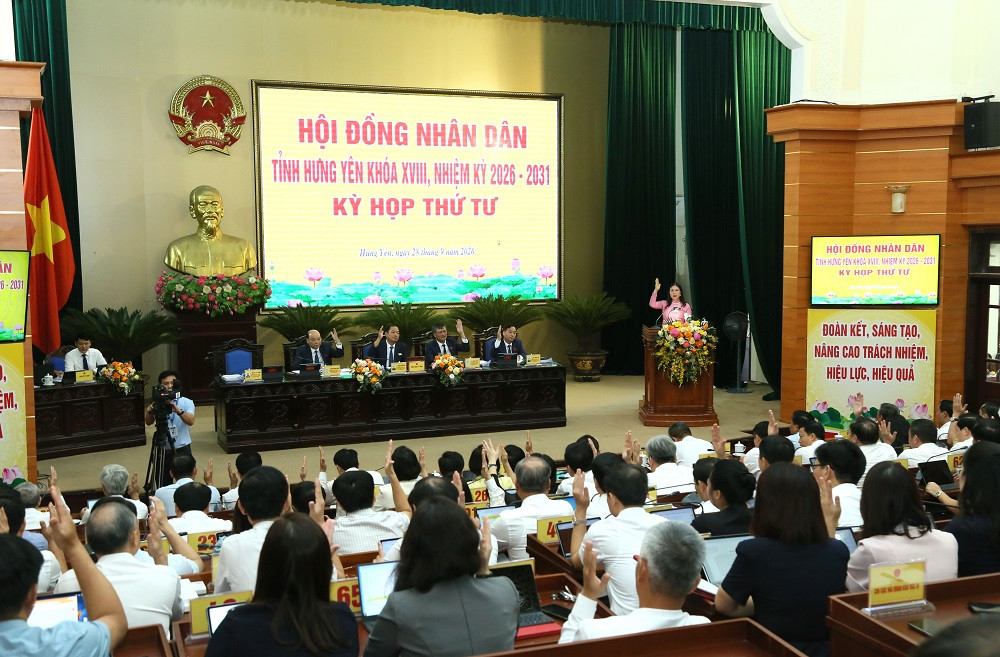 Các đại biểu biểu quyết thông qua kết quả bầu chức danh Phó Chủ tịch UBND tỉnh nhiệm kỳ 2026   2031 đối với đồng chí Phạm Bảo Sơn_.jpeg