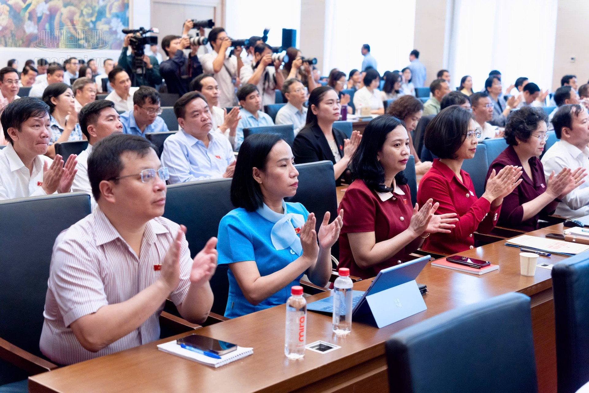 https://static-images.vnncdn.net/vps_images_publish/000001/000003/2026/9/28/cac-dai-bieu-quoc-hoi-hoat-dong-chuyen-trach-672.jpg
