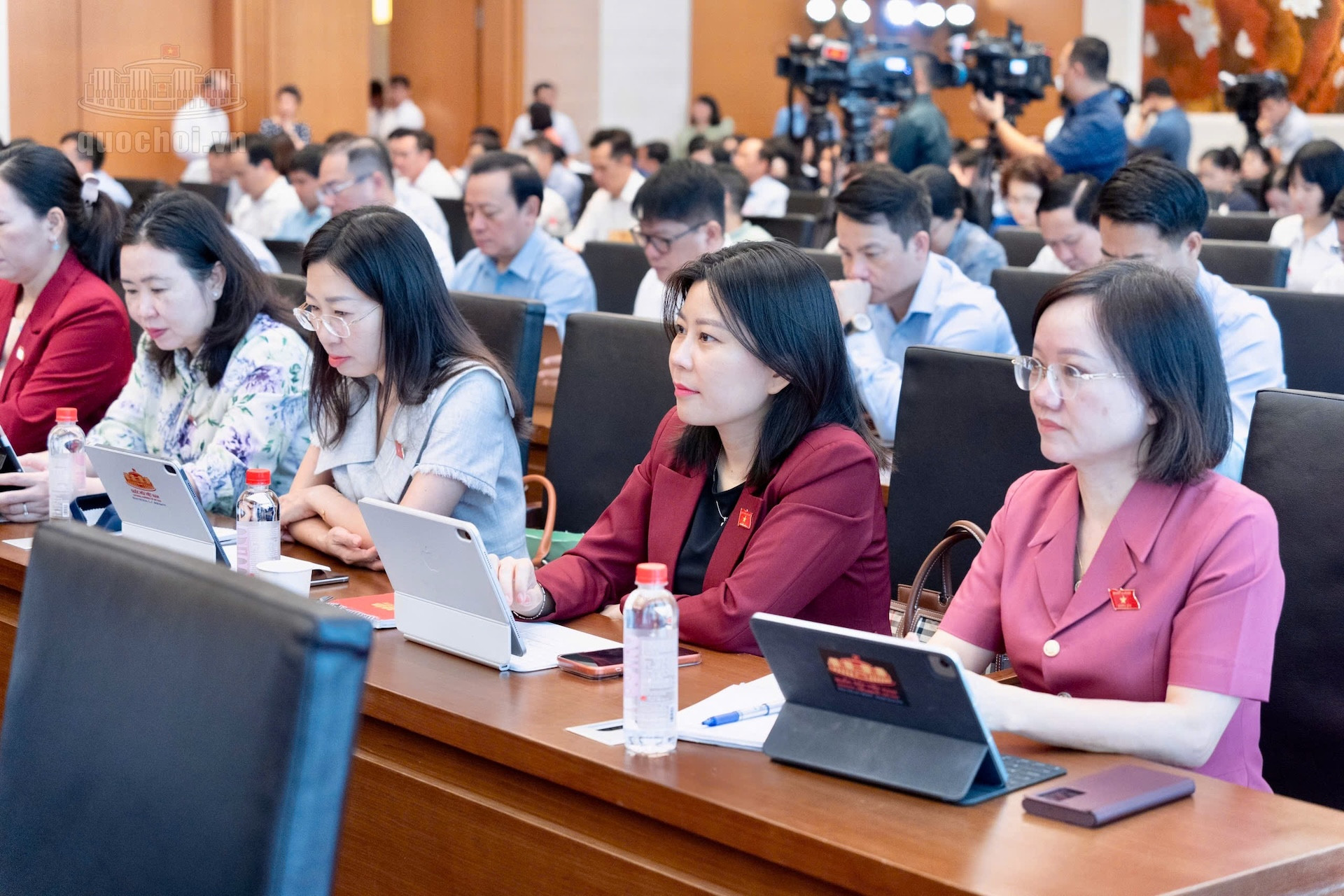 https://static-images.vnncdn.net/vps_images_publish/000001/000003/2026/9/28/cac-dai-bieu-quoc-hoi-hoat-dong-chuyen-trach-673.jpg