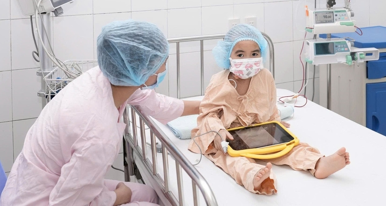 Chị gái suy tủy xương vô căn được cứu sống nhờ em trai