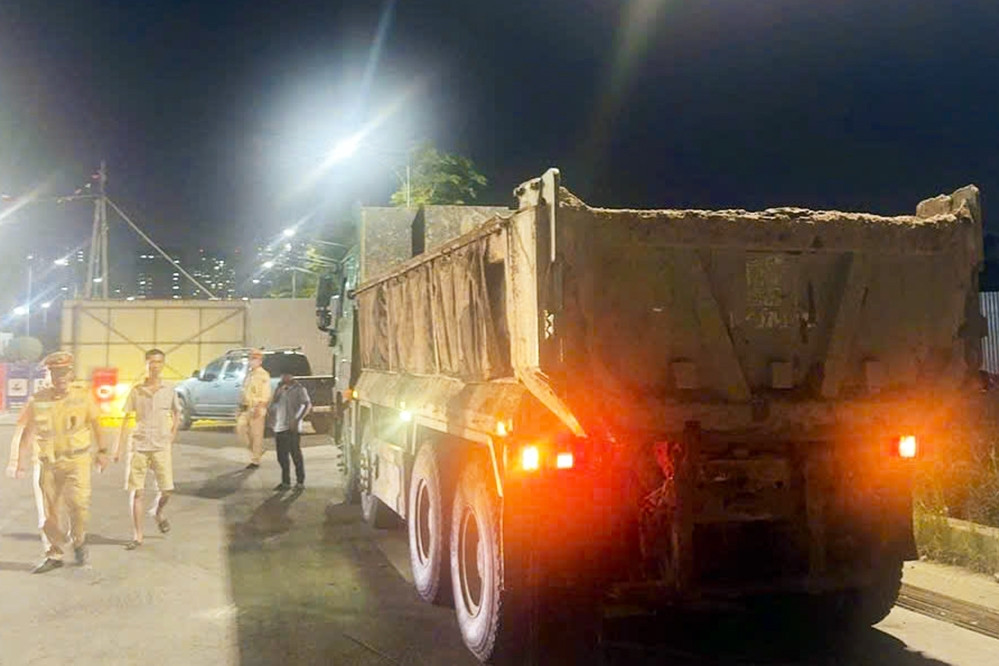 Để bùn đất che biển số ô tô ở Hà Nội, tài xế bị phạt 23 triệu đồng