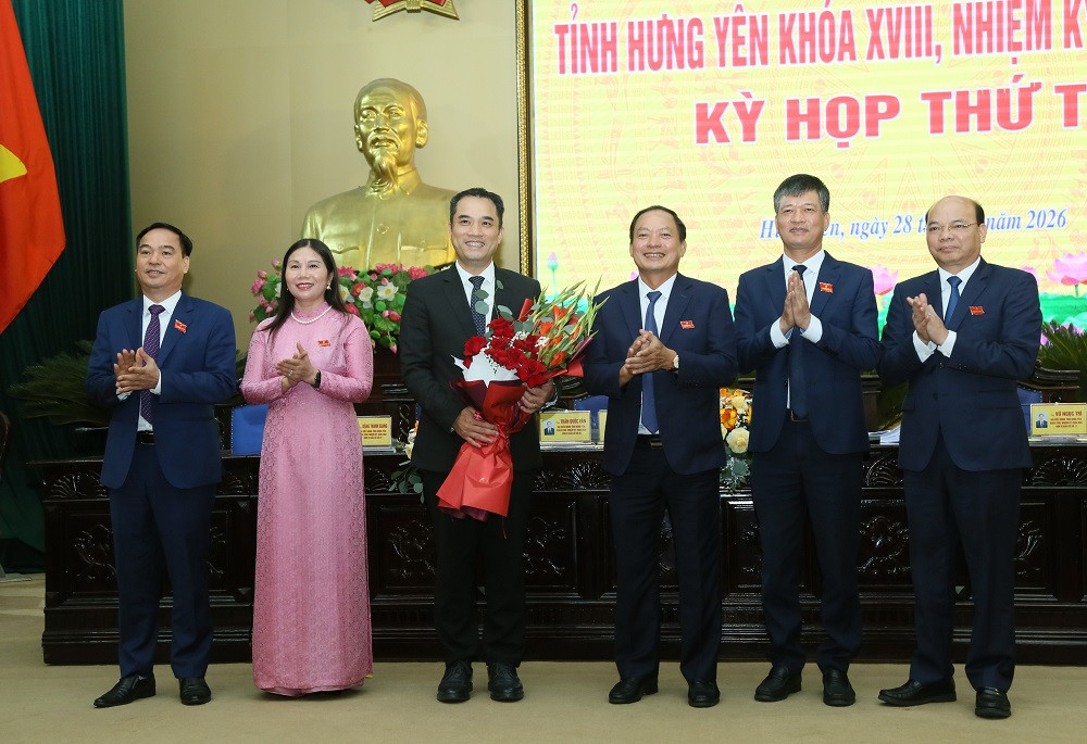 Đồng chí Trần Quốc Văn, Phó Bí thư Tỉnh ủy, Chủ tịch HĐND tỉnh cùng lãnh đạo HĐND tỉnh tặng hoa chúc mừng đồng chí Phạm Bảo Sơn_.jpeg