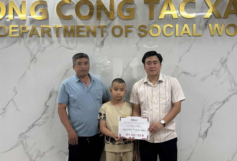 Em Nguyễn Trung Hiếu ở Phú Thọ đón nhận hơn 251 triệu đồng của bạn đọc