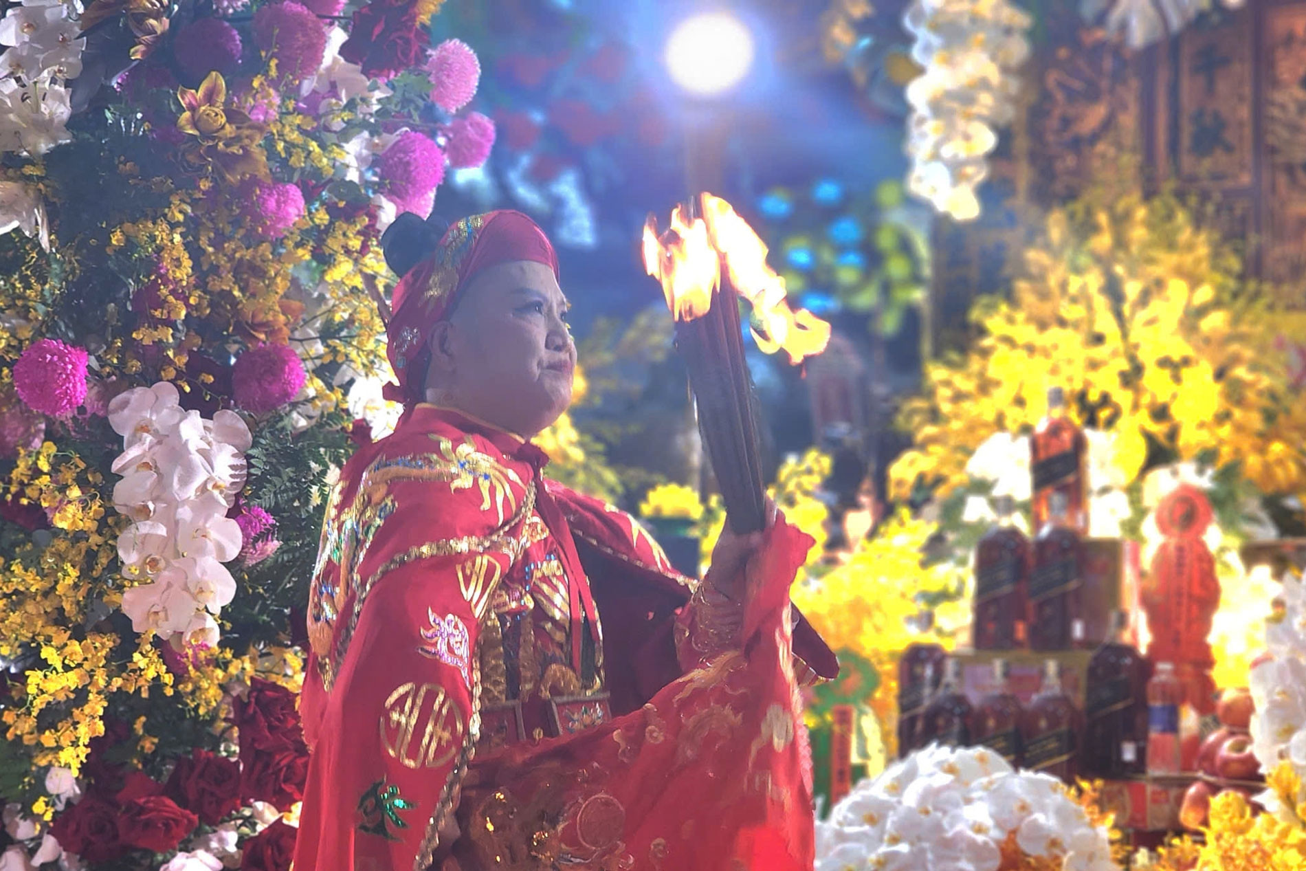 Hơn 1000 đoàn và thanh đồng hầu Thánh ở Kiếp Bạc