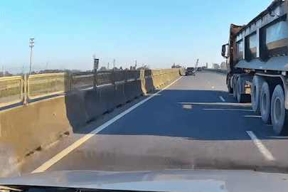 Khoảnh khắc tài xế đánh lái tránh ô tô chạy ngược chiều trong gang tấc