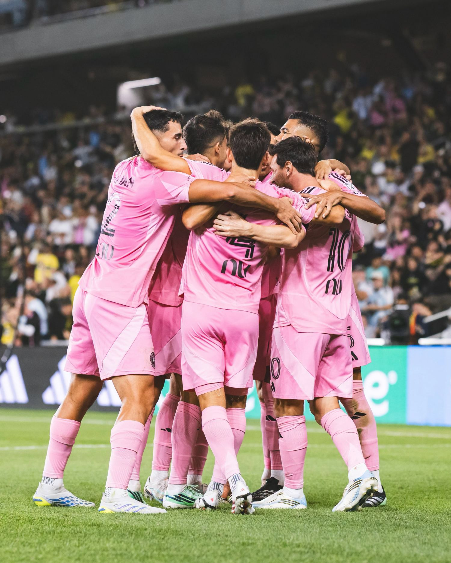https://static-images.vnncdn.net/vps_images_publish/000001/000003/2026/9/28/messi-inter-miami-2-462.jpeg