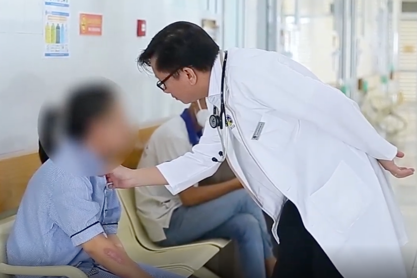 Tan ca giữa trời mưa giông, người phụ nữ bị sét đánh, cổ đeo dây chuyền cháy xém