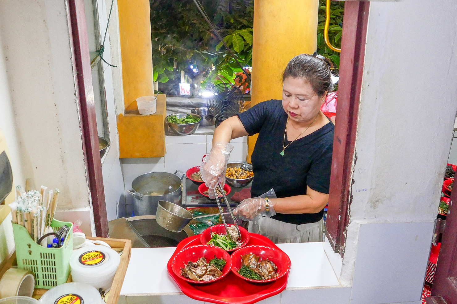 Quán gà tần 'núp' trong ngách nhỏ phố cổ Hà Nội, khó tìm vẫn đông kín
