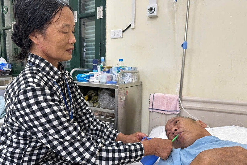 Vợ nghèo chăm chồng 12 năm di chứng tai nạn, hai con tàn tật