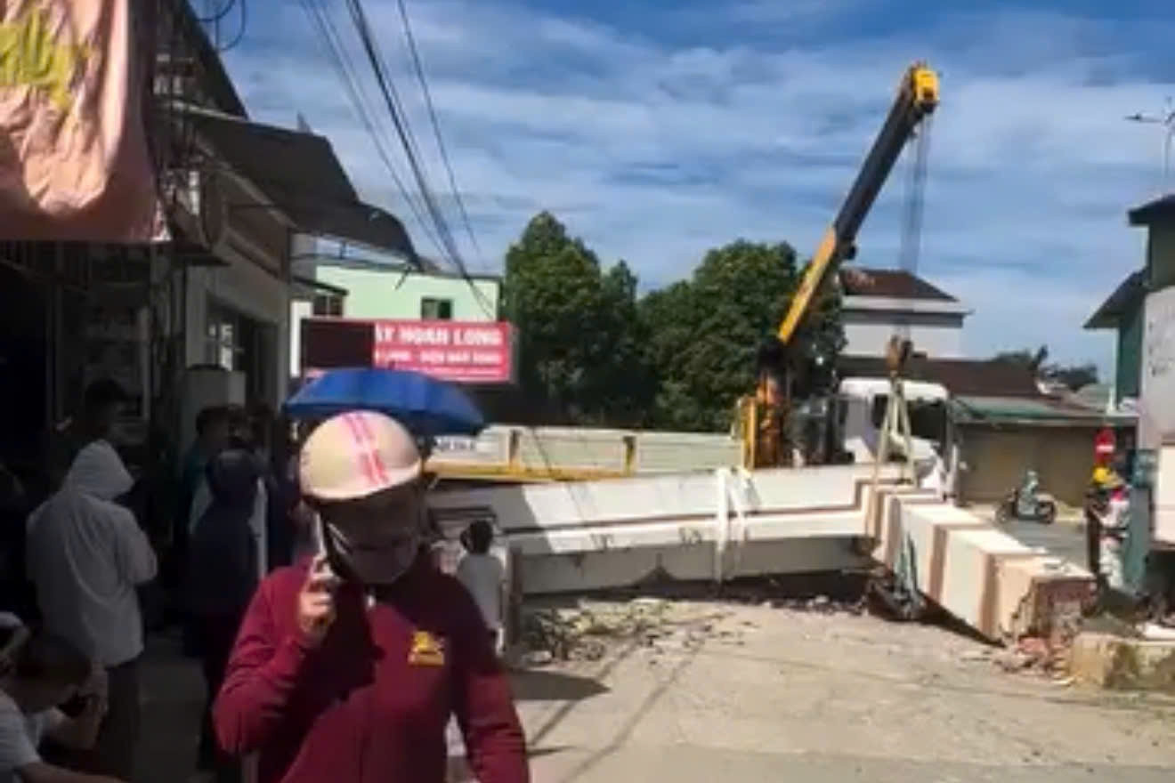 Xe cẩu làm sập cổng làng, bé trai lớp 3 đứt lìa cánh tay