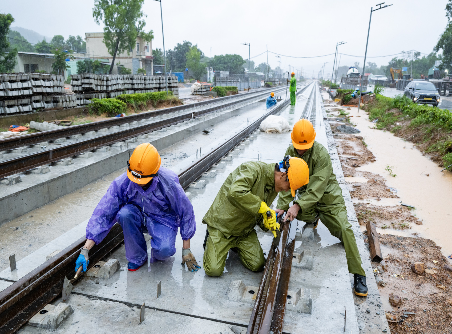 3 Doi mua lap ray tuyen tau dien LRT (1).jpg