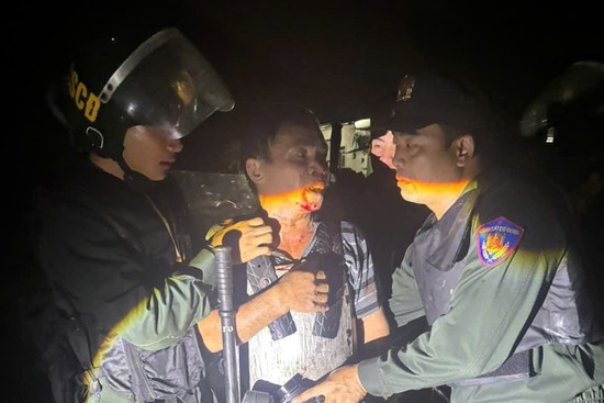Bản tin cuối ngày 29/9: Người đàn ông mặc áo giáp tự chế, dùng dao đâm 2 công an