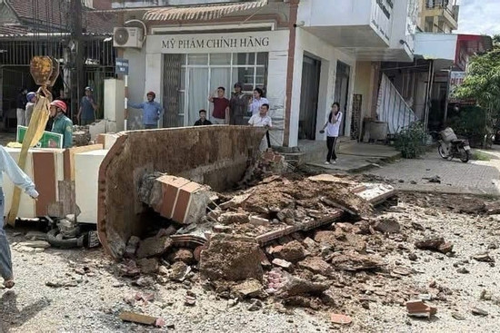 Bản tin chiều 29/9: Vụ cổng làng đè trúng bé trai: Tạm giữ phương tiện điều tra