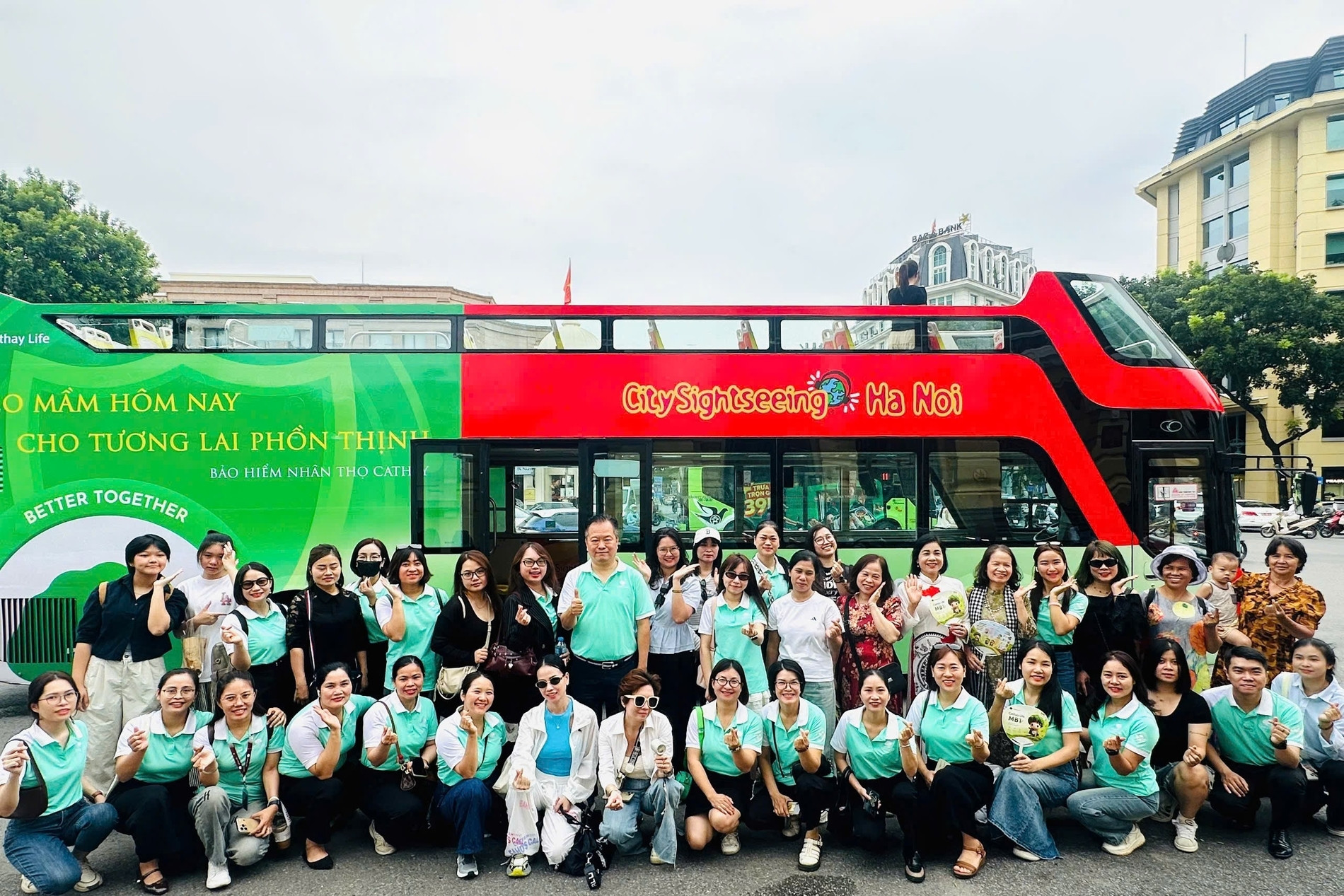 Cathay Life kết nối cộng đồng qua những chuyến xe khám phá Hà Nội