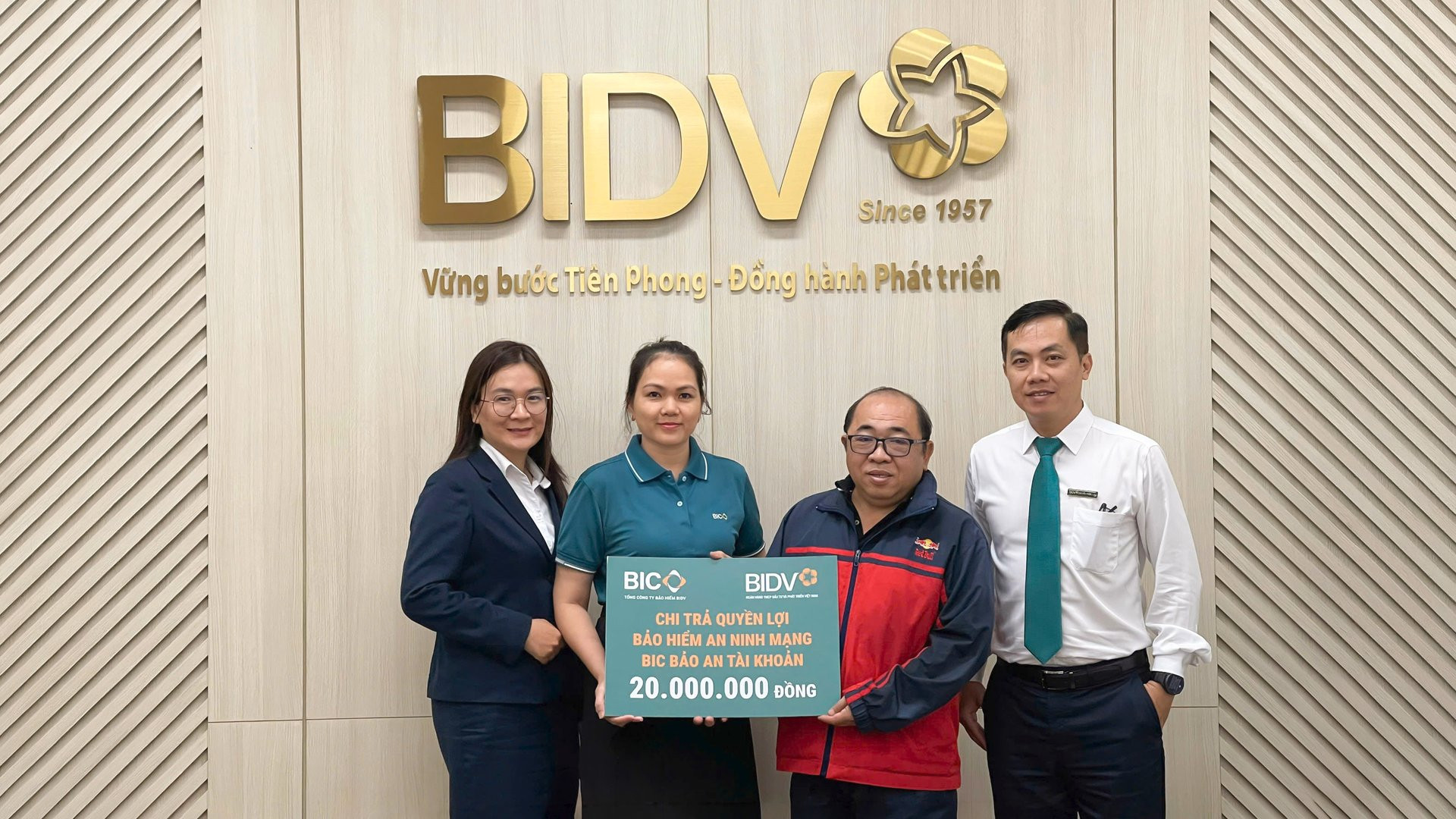 Dai dien BIC va BIDV Tay Sai Gon trao tien bao hiem cho khach hang.jpg