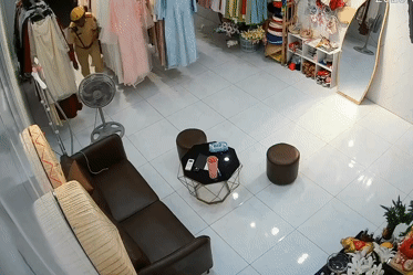 Khoảnh khắc 2 CSGT Huế lao vào nhà dân hỗ trợ đưa người bị đột quỵ đi cấp cứu