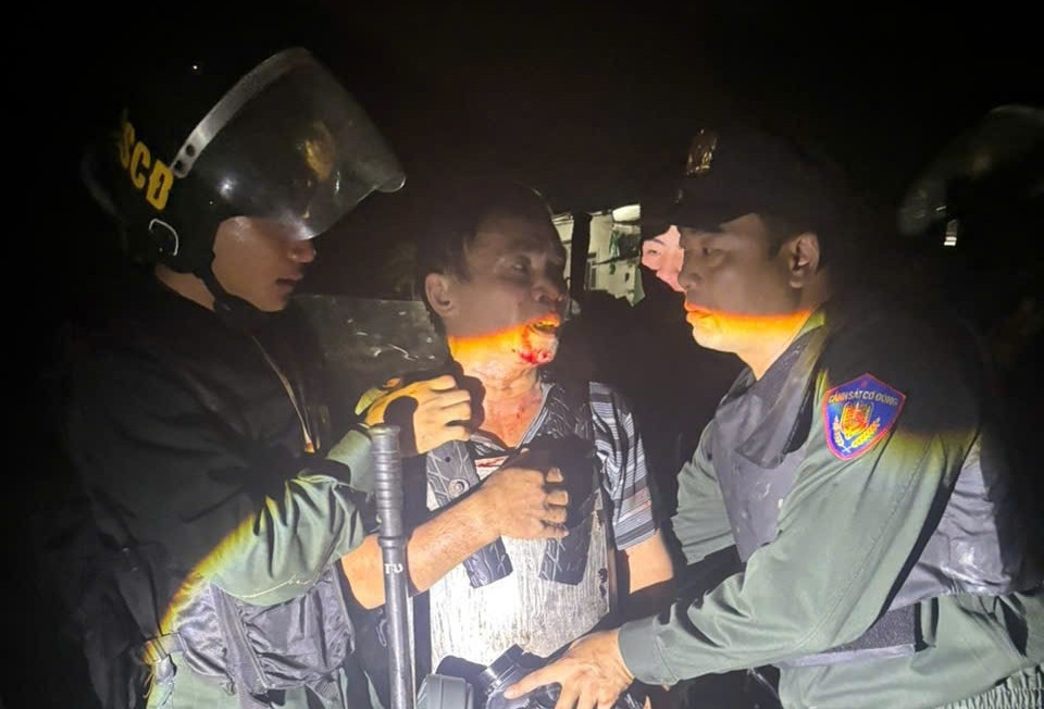 Người đàn ông mặc áo giáp tự chế, dùng dao đâm 2 công an bị thương