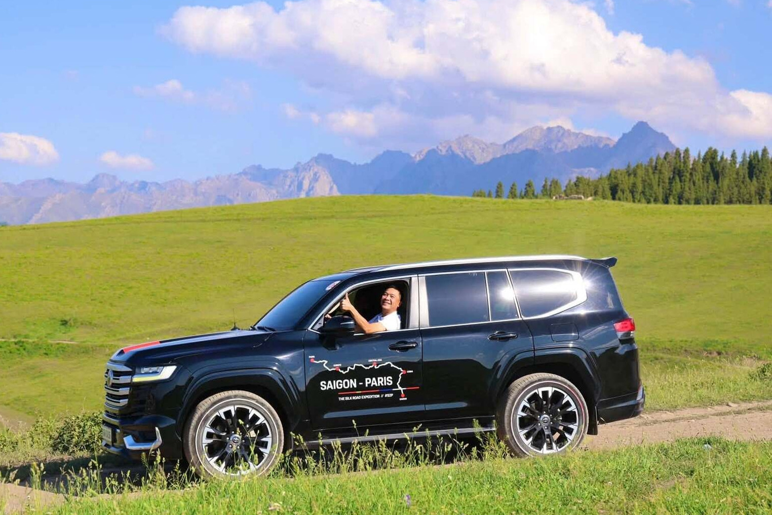 Người đàn ông Việt lái ô tô 80 ngày từ TPHCM đến Paris, vượt 25.000km