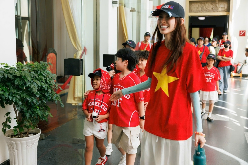 Người mẫu nhí: Đâu là ranh giới giữa sân chơi và showbiz?