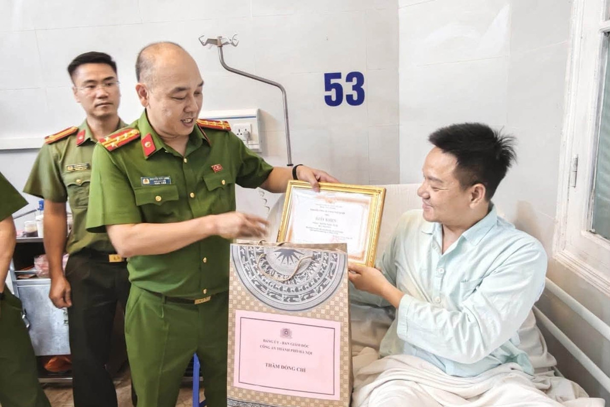 Trung tá cảnh sát hình sự Hà Nội bị người đi xe máy không biển tông gãy chân